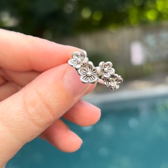 925 Sterling Silver Flower Ring - Picture 1 of 4